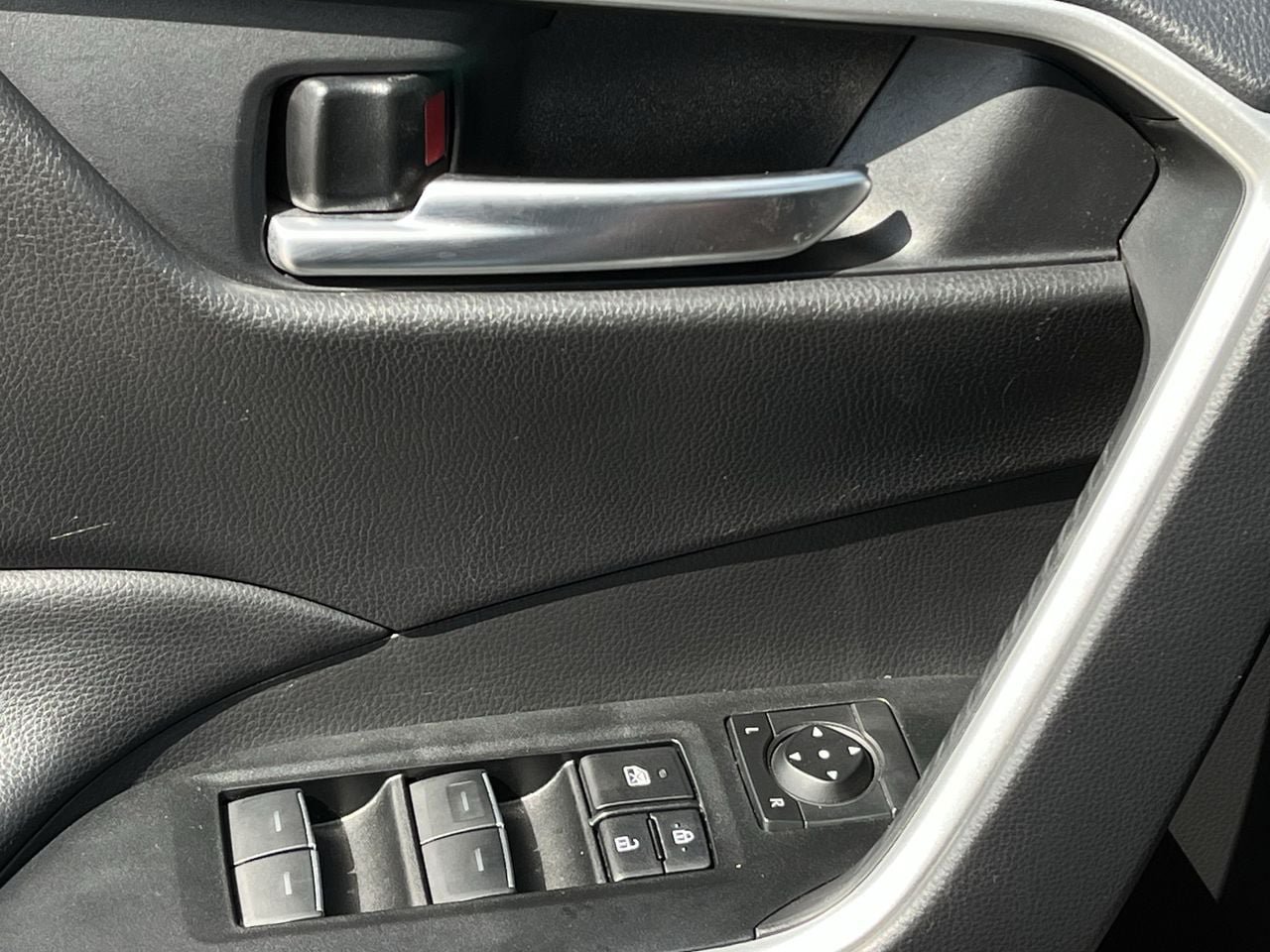 Used 2025 Toyota RAV4 XLE FWD image 21