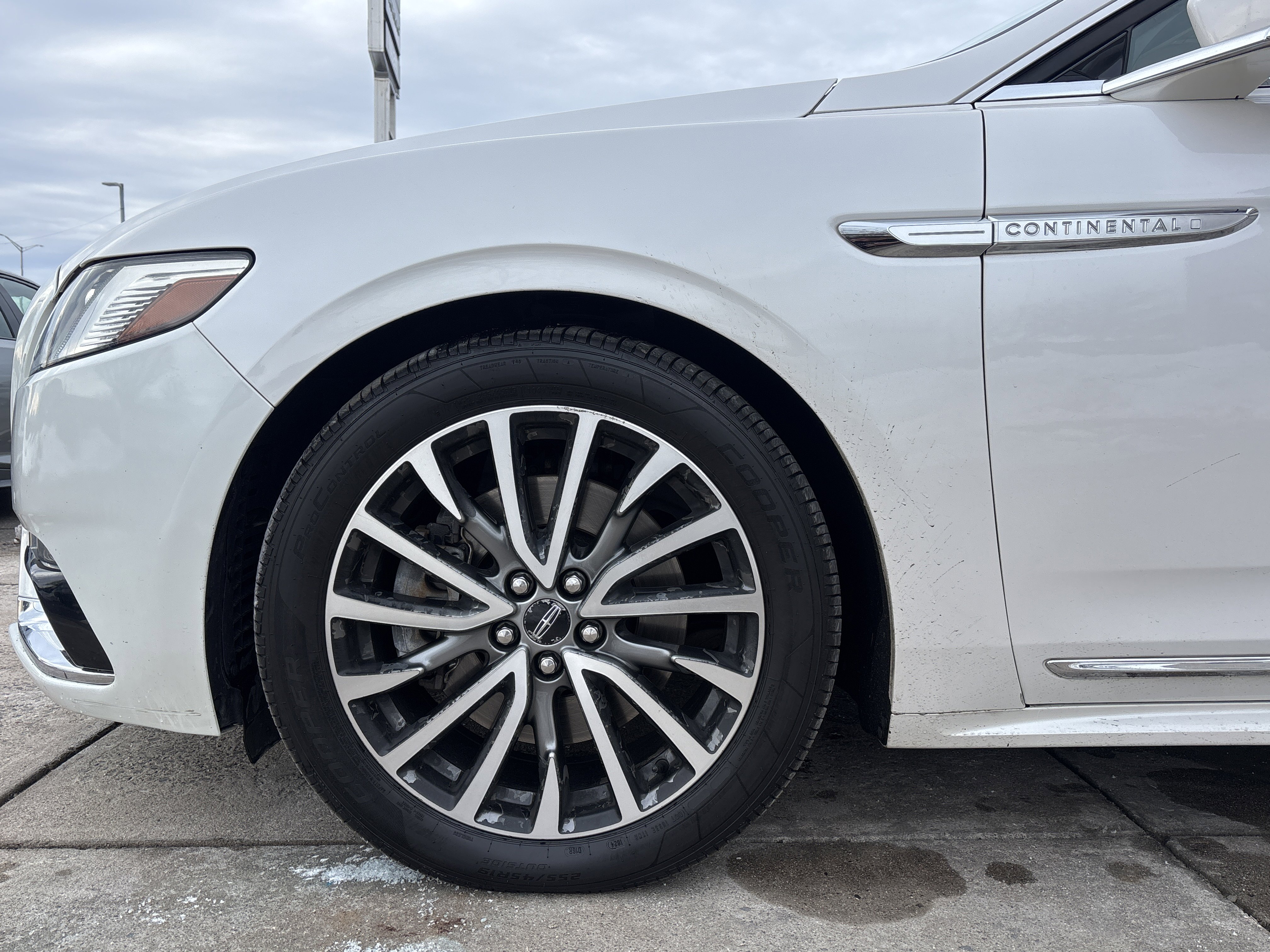 Used 2017 Lincoln Continental Select image 16