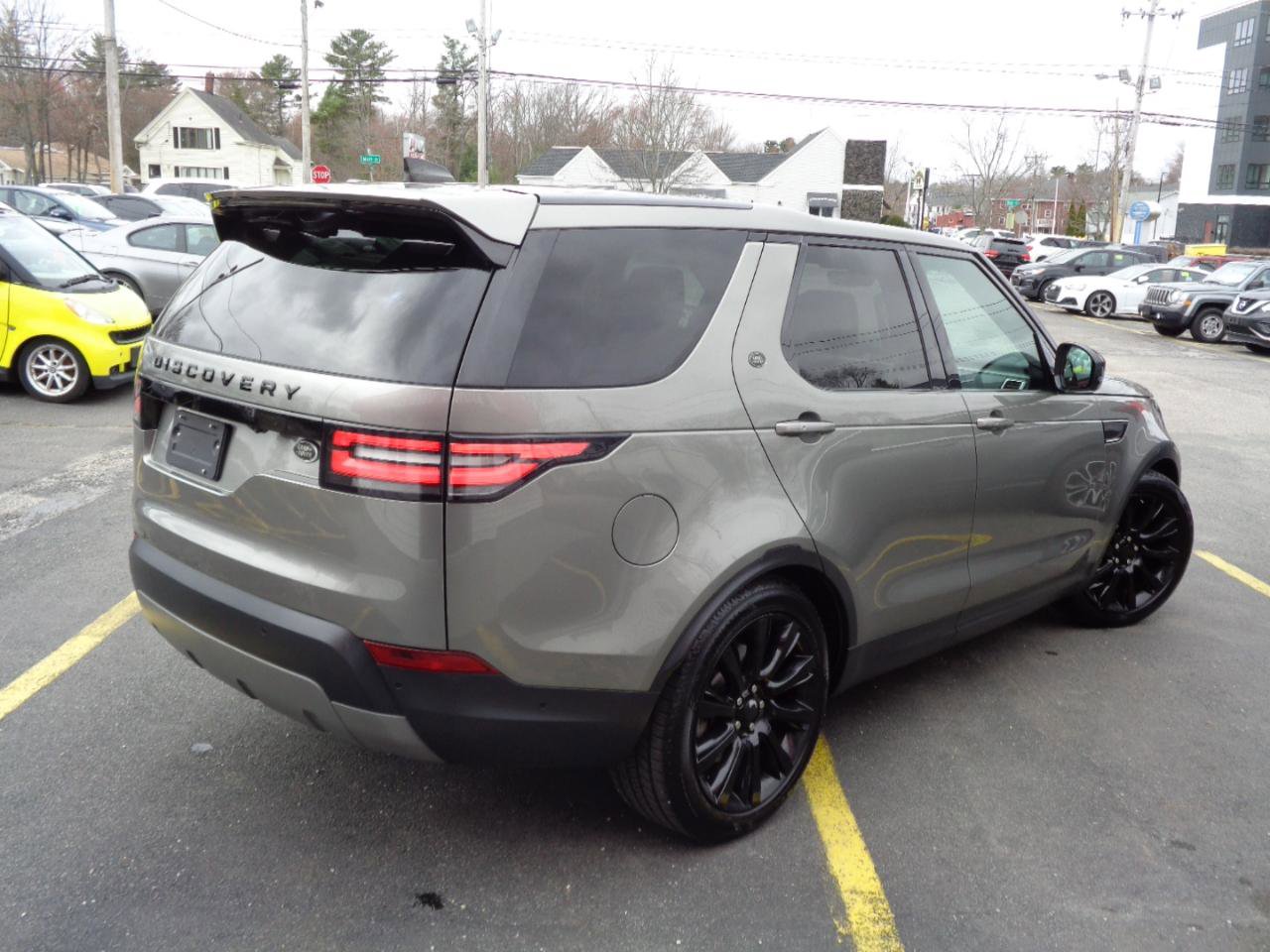 Used 2017 Land Rover Discovery First Edition image 2