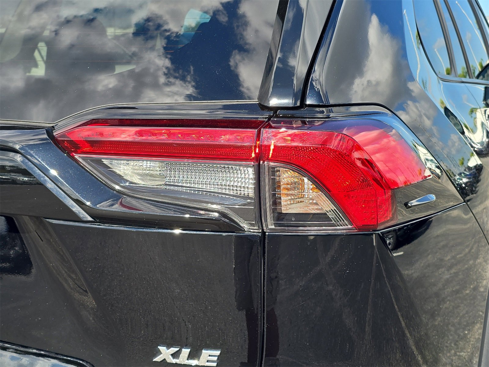 Used 2021 Toyota RAV4 XLE Premium image 8