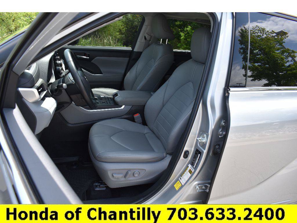Used 2022 Toyota Highlander XLE AWD/4WD image 26