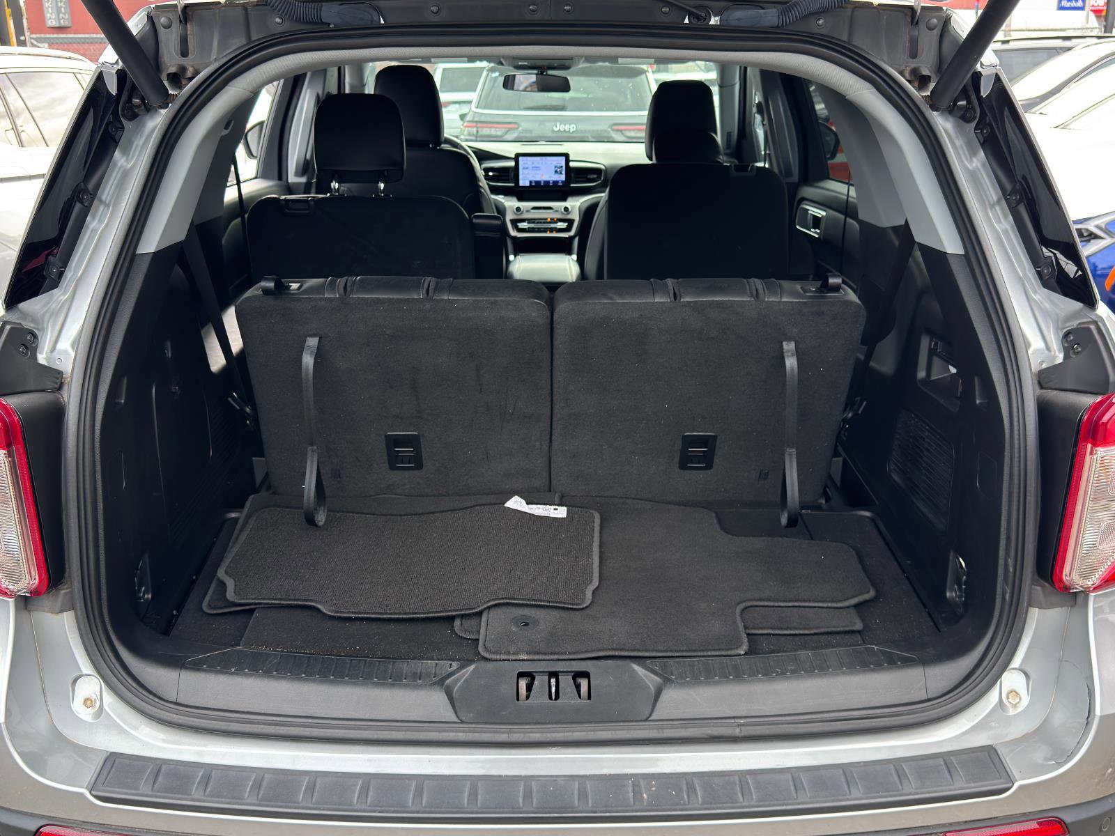 Used 2022 Ford Explorer XLT w/ Equipment Group 202A image 8