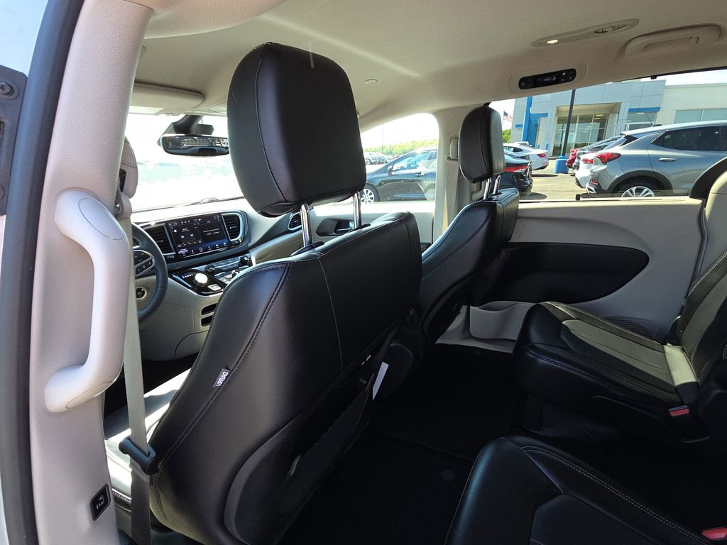 Used 2023 Chrysler Pacifica Touring-L FWD image 26