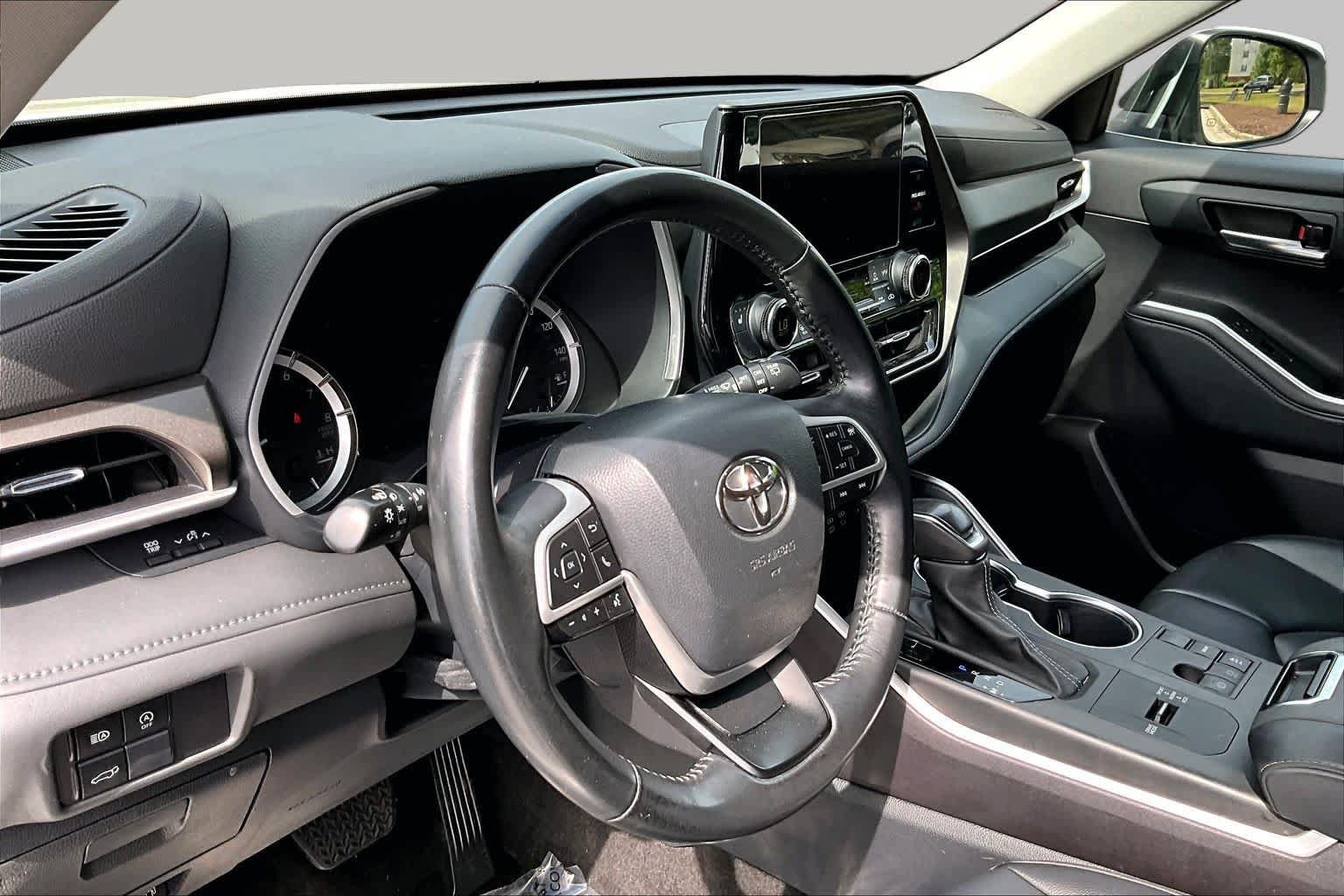Used 2023 Toyota Highlander XLE FWD image 18