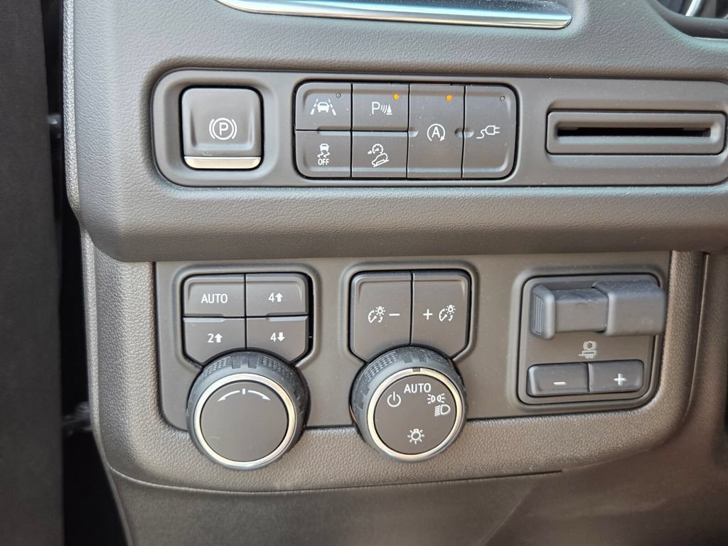 Used 2021 Chevrolet Tahoe Z71 w/ Luxury Package AWD/4WD image 27
