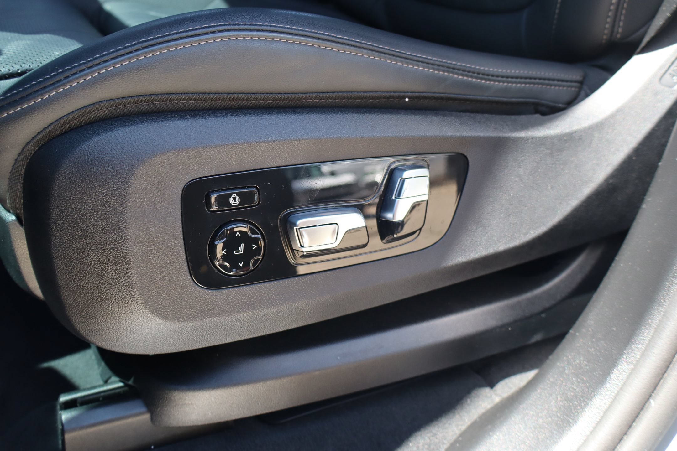 Used 2025 BMW X7 xDrive40i AWD/4WD image 14