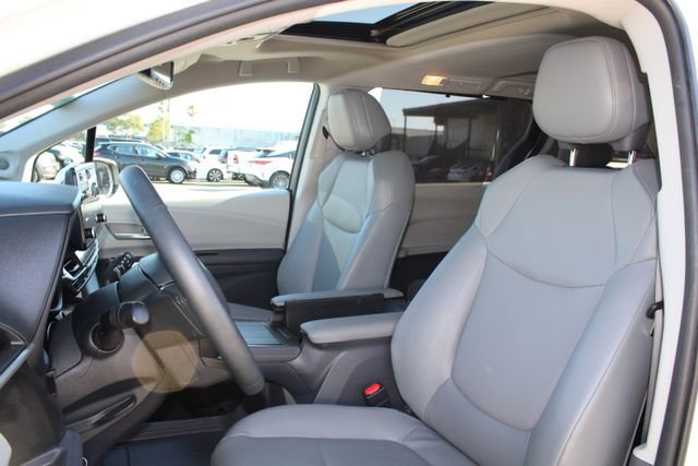 Used 2023 Toyota Sienna XLE w/ XLE Plus Package FWD image 30