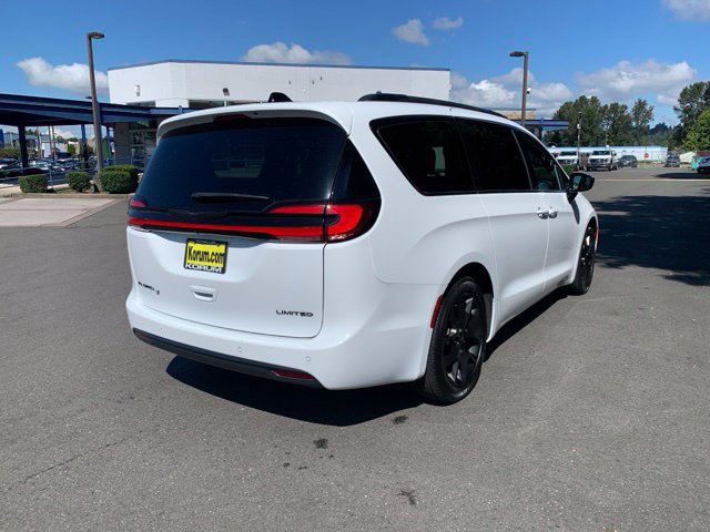 Used 2025 Chrysler Pacifica Limited FWD image 7