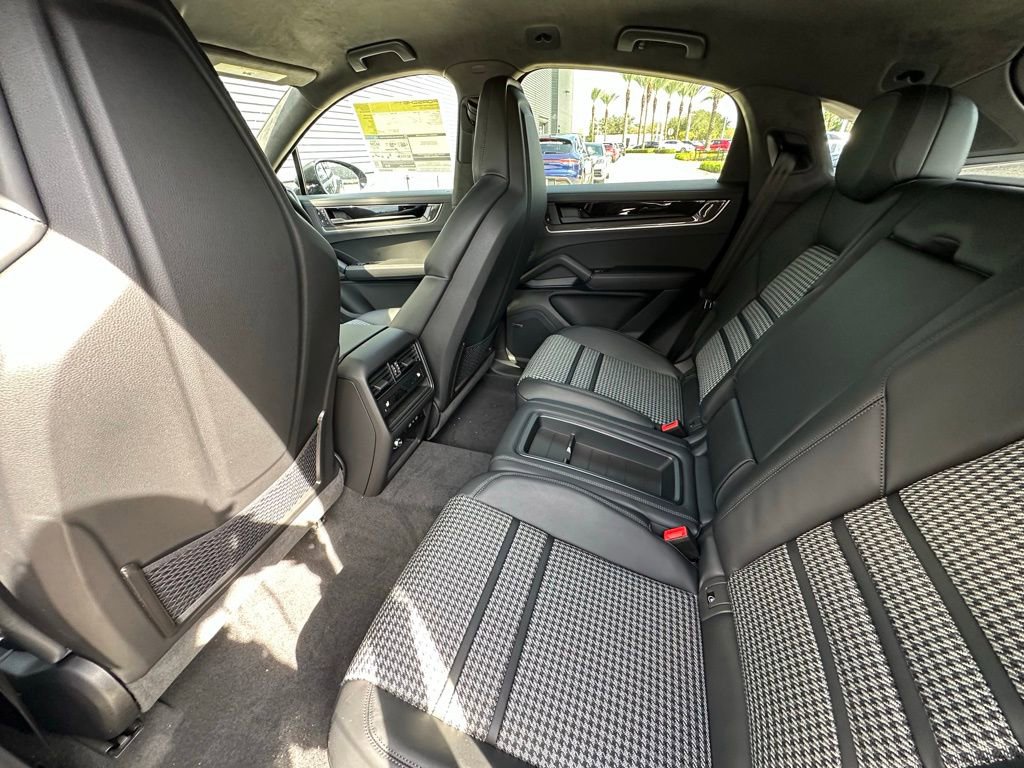 Used 2026 Porsche Cayenne Turbo AWD/4WD image 36