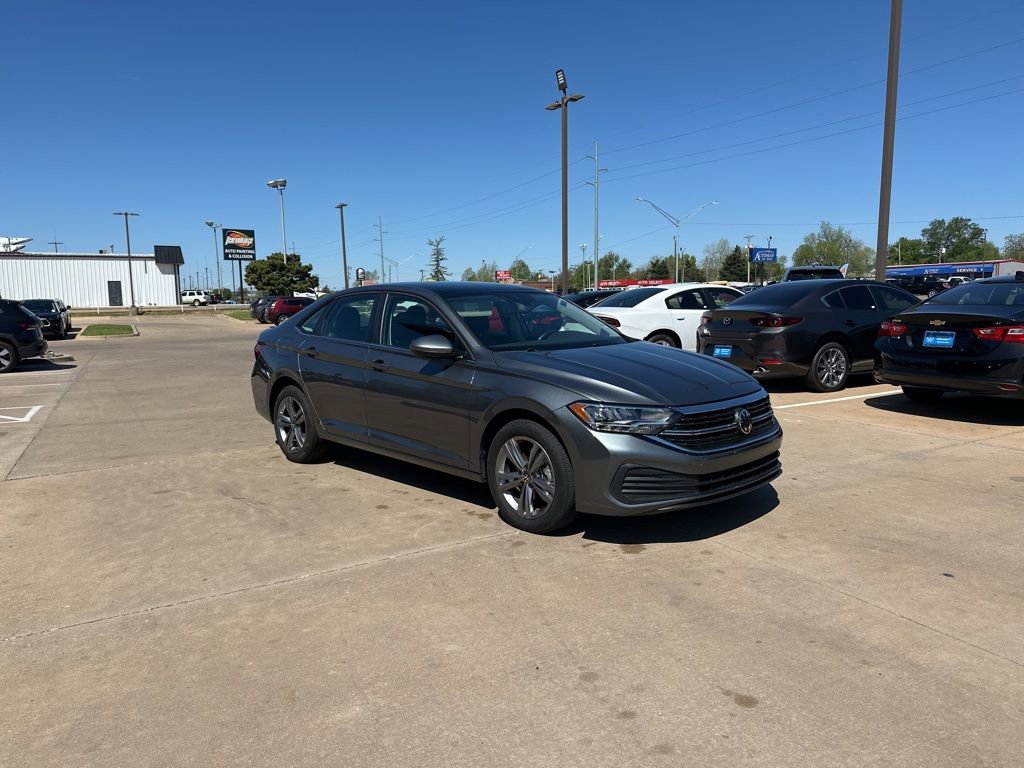 Used 2024 Volkswagen Jetta SE image 3