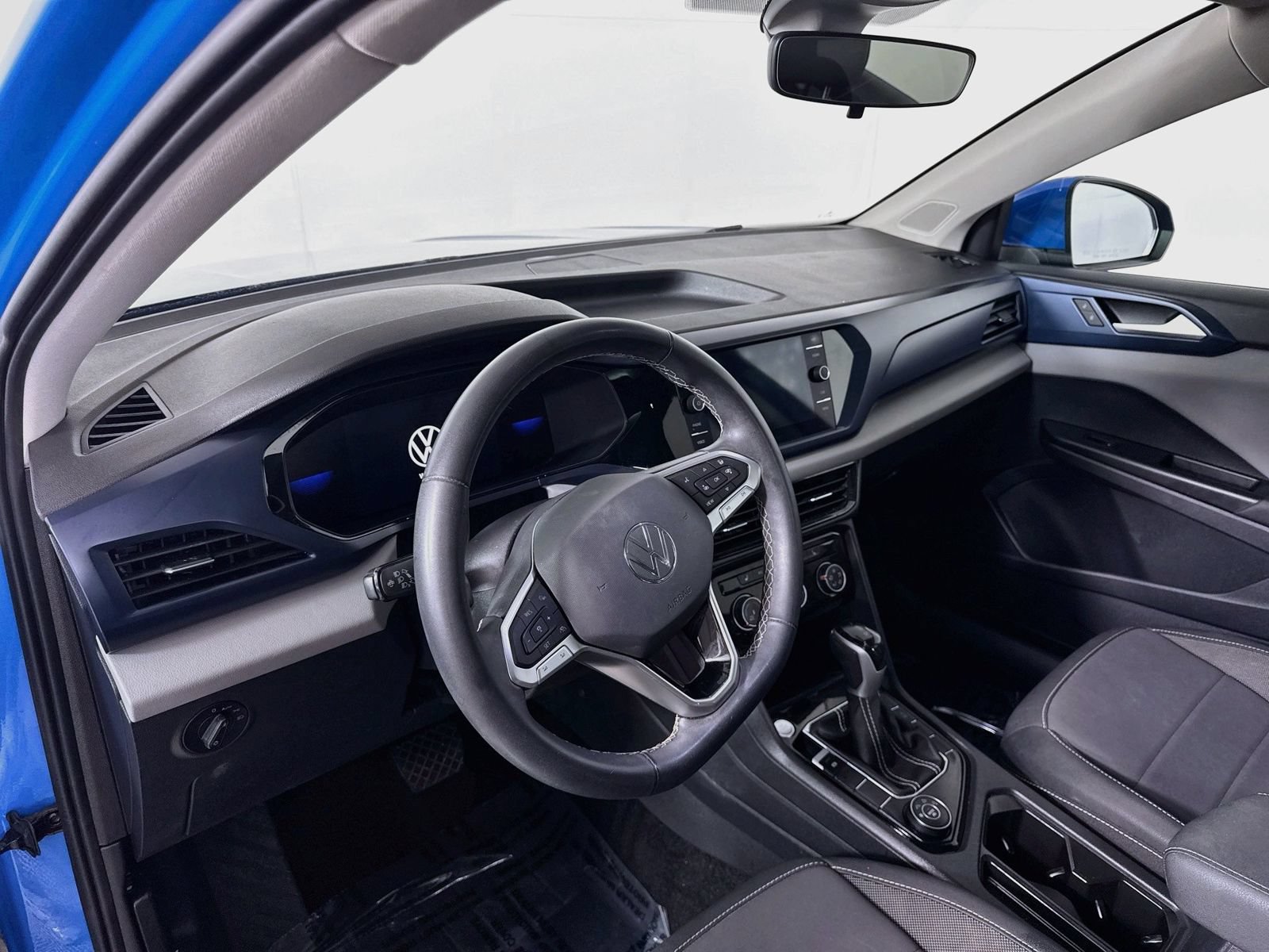 Certified 2023 Volkswagen Taos SE w/ Panoramic Sunroof Package AWD/4WD image 4