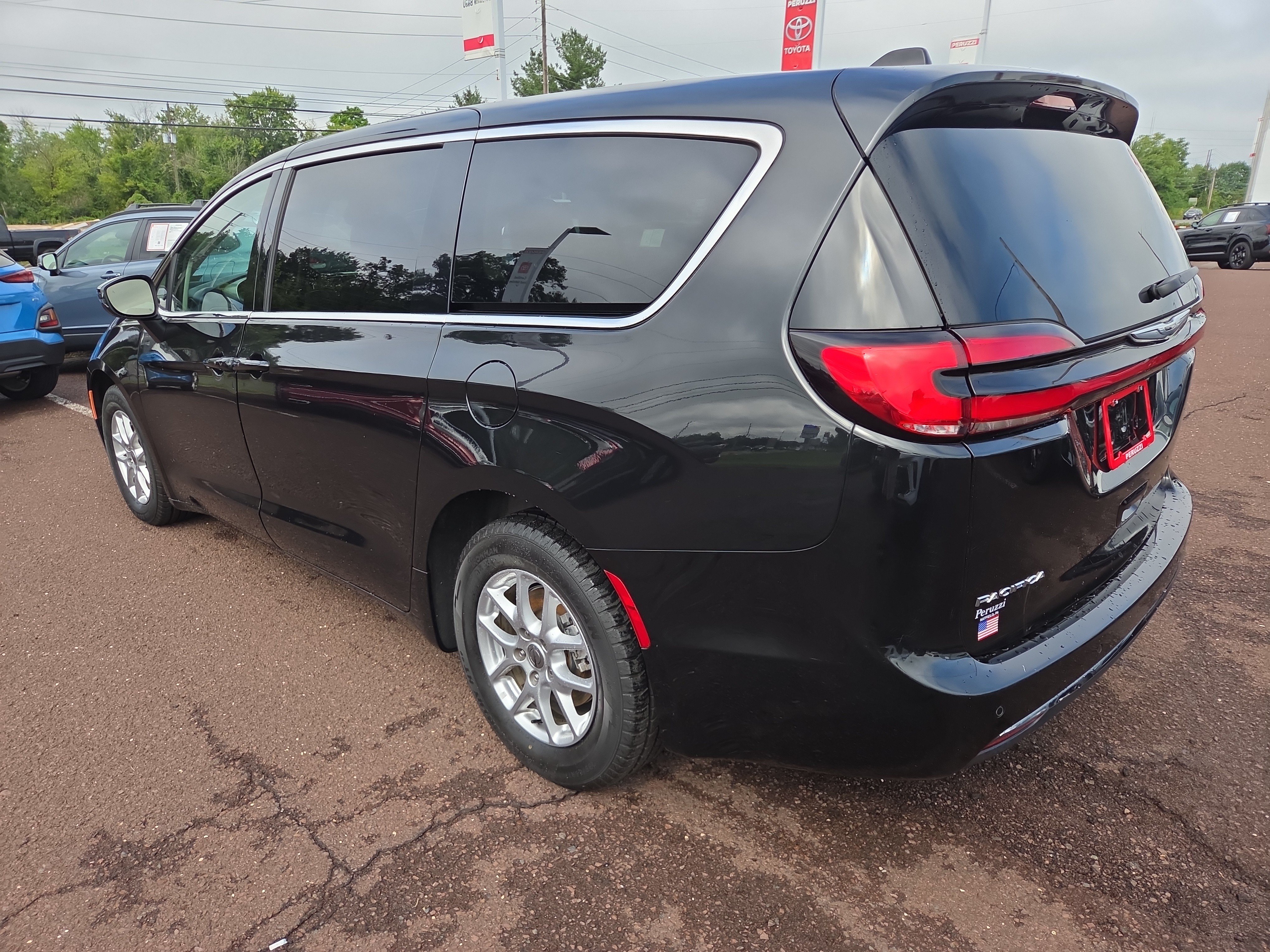 Used 2023 Chrysler Pacifica Touring-L FWD image 5