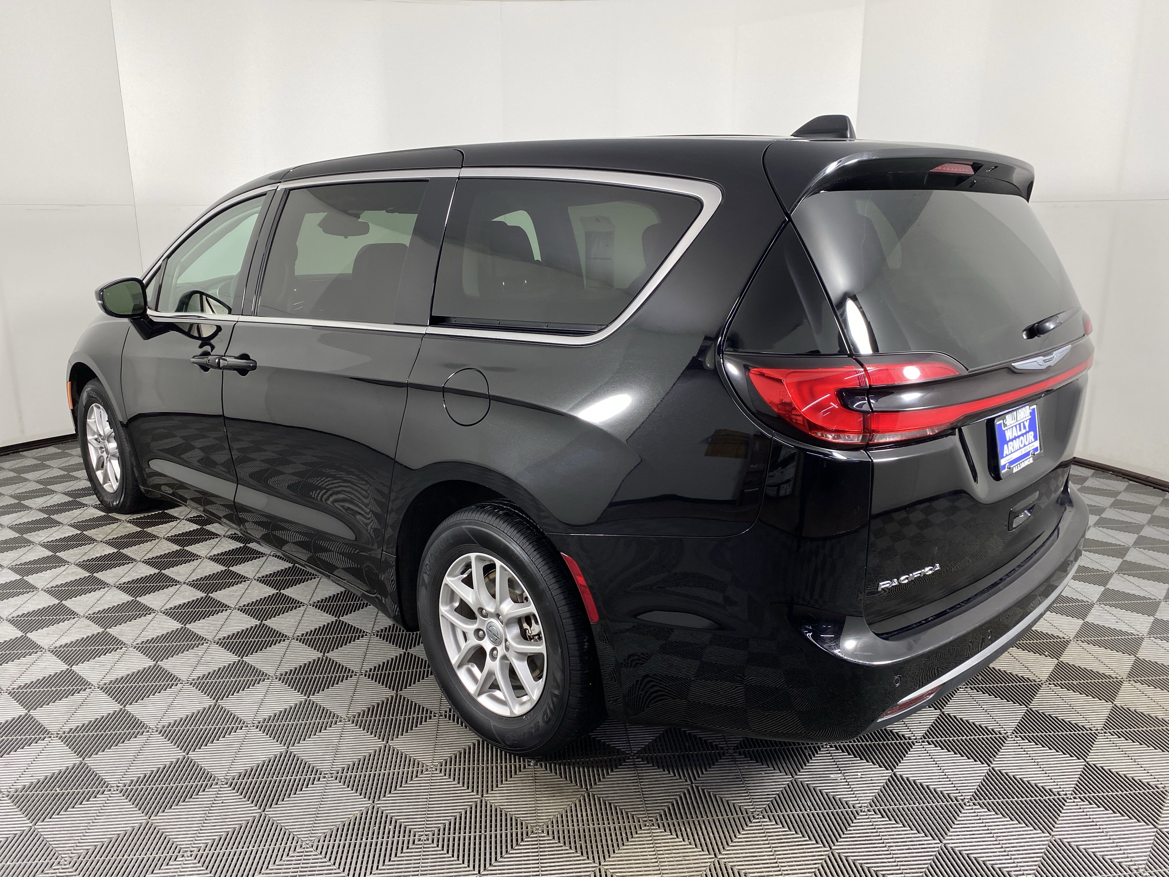 Used 2024 Chrysler Pacifica Touring-L image 9