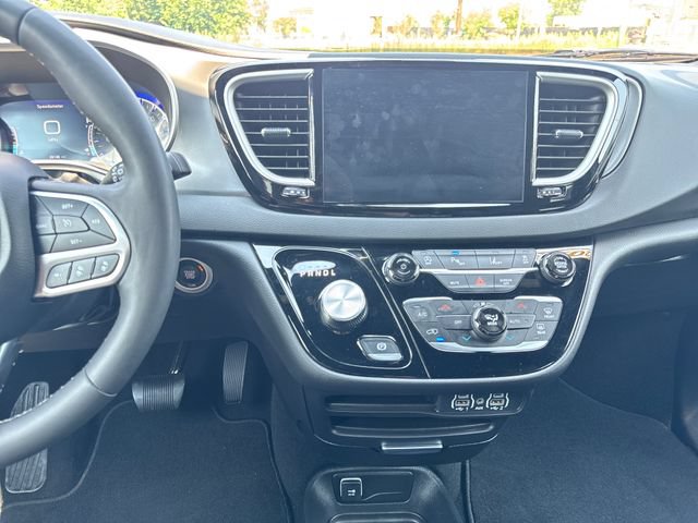 Used 2025 Chrysler Pacifica Select FWD image 18