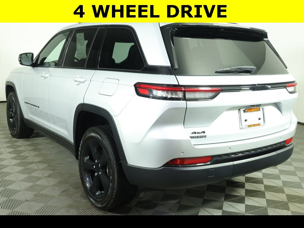 Used 2023 Jeep Grand Cherokee Altitude image 5