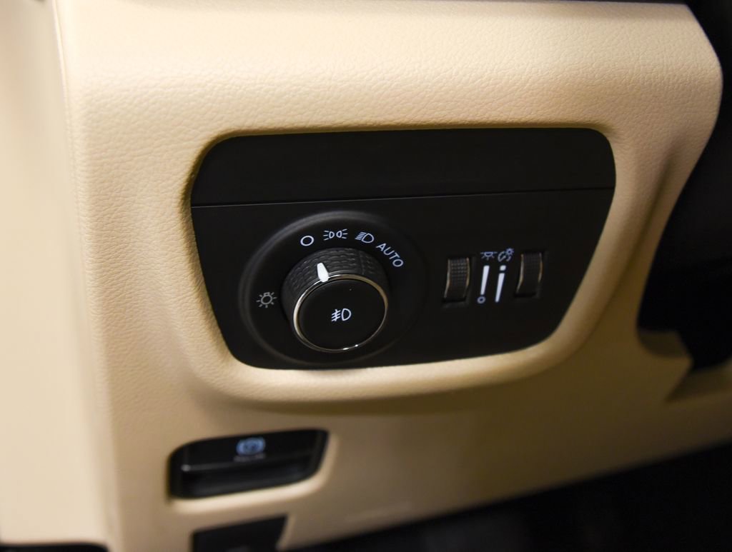 Used 2022 Jeep Grand Cherokee L Limited image 17