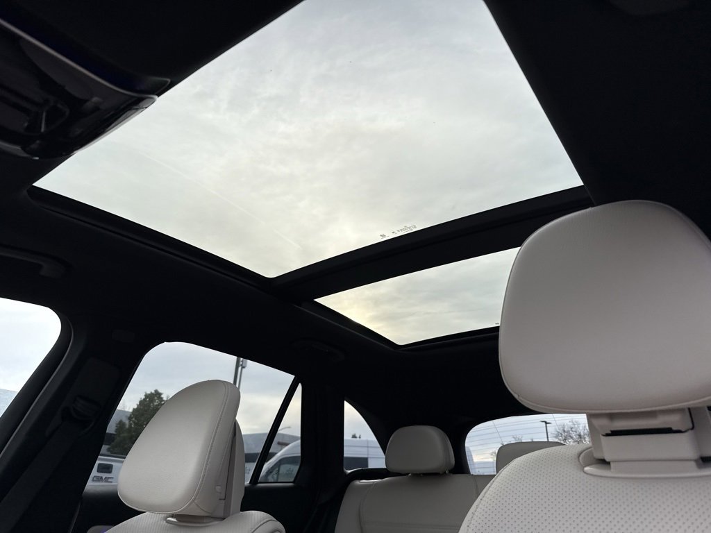 Used 2025 Mercedes-Benz GLC 300 4MATIC image 2