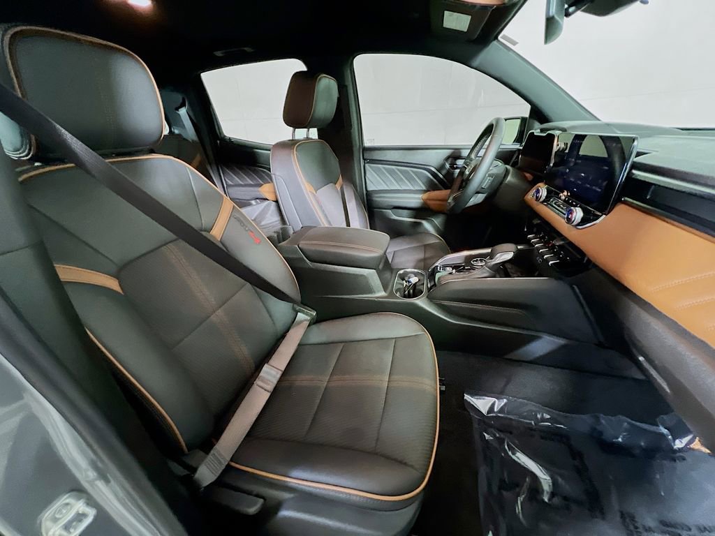 Used 2025 GMC Canyon AT4 image 24