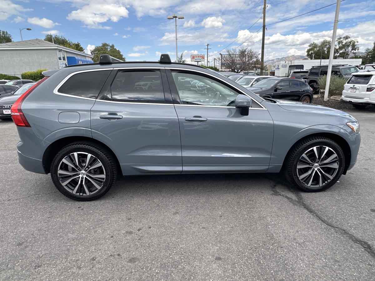 Used 2022 Volvo XC60 B5 Momentum w/ Climate Package image 6