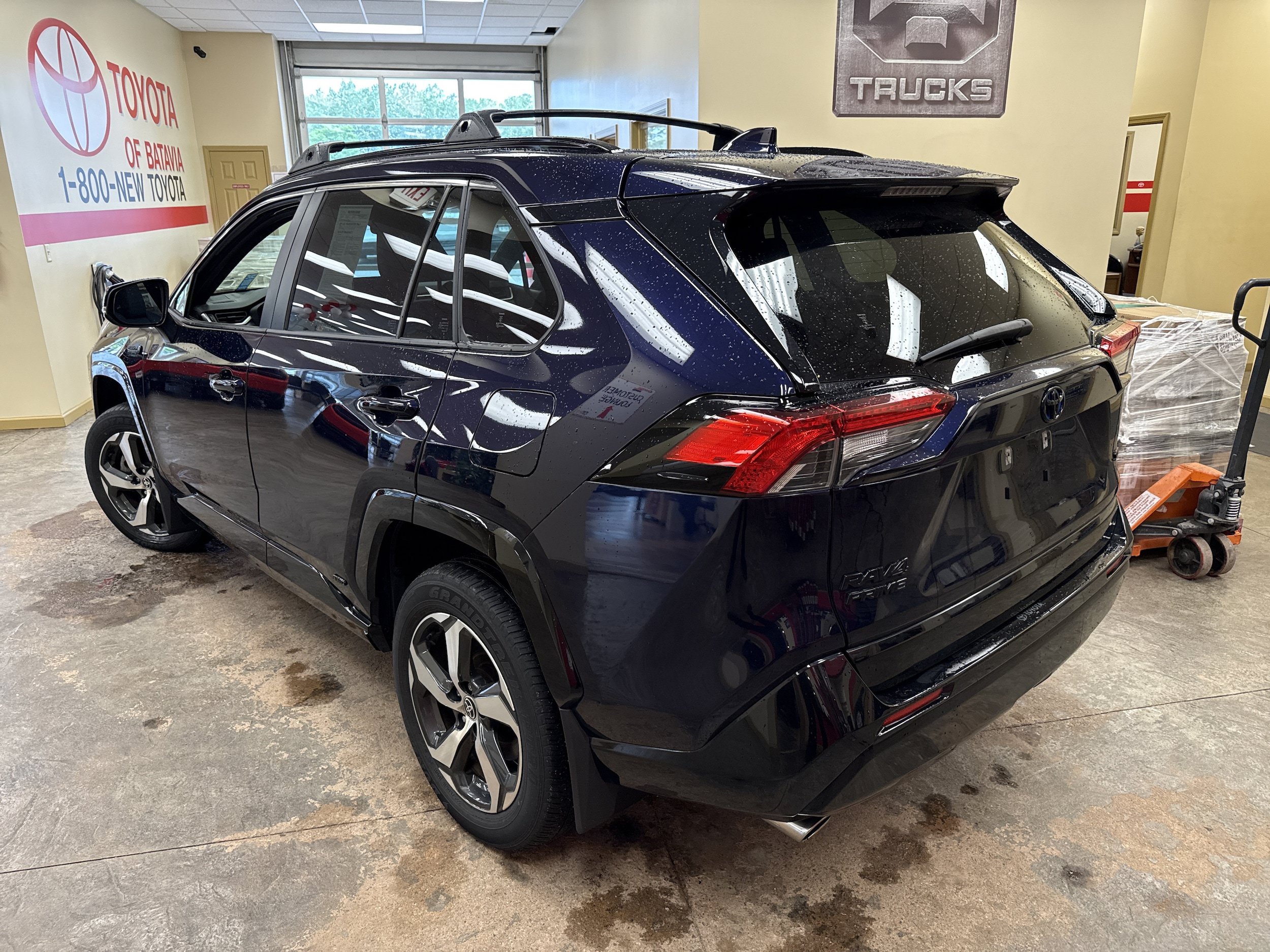Used 2024 Toyota RAV4 SE w/ Weather & Moonroof Package AWD/4WD image 8