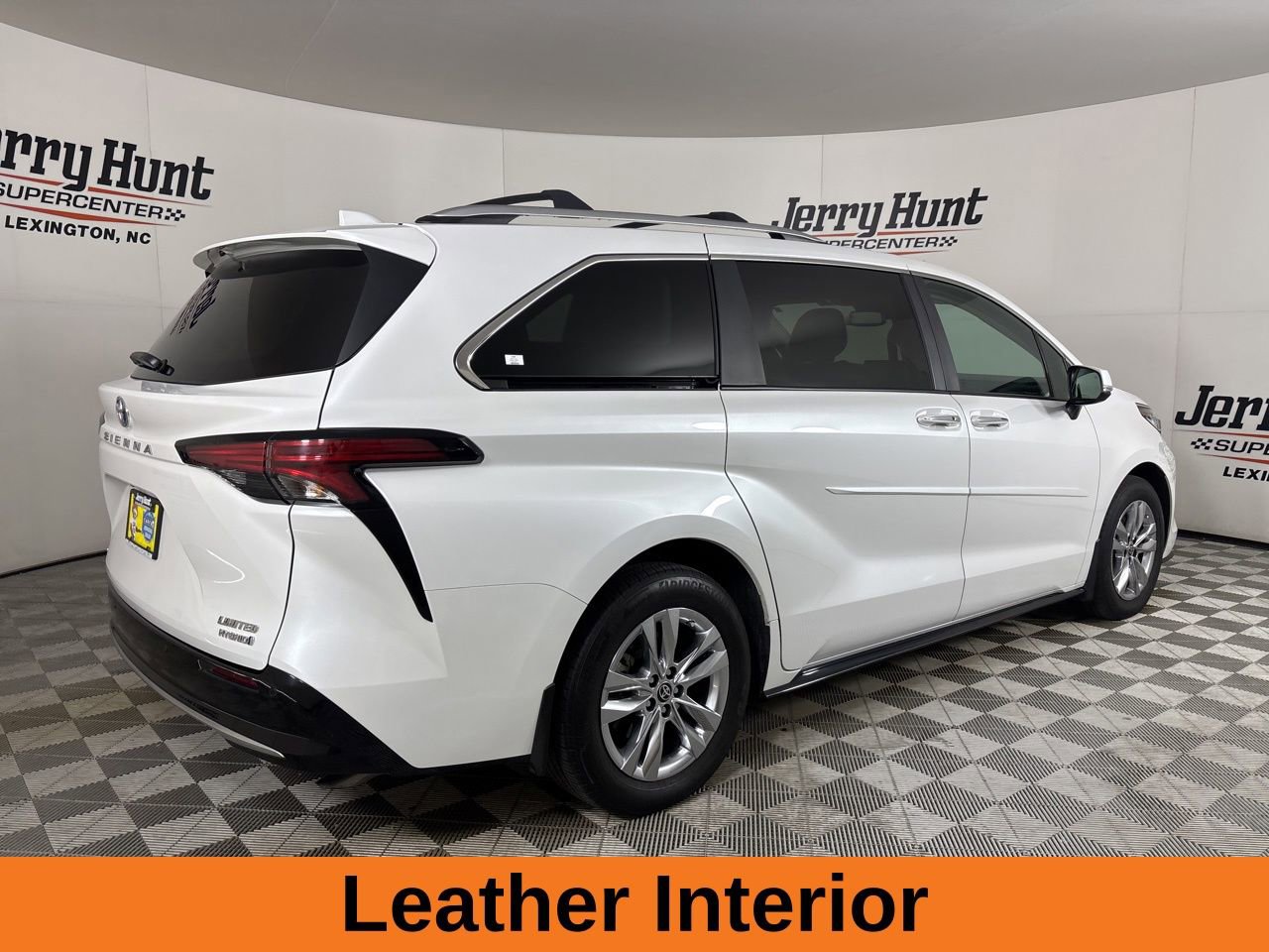 Used 2024 Toyota Sienna Limited AWD/4WD image 5