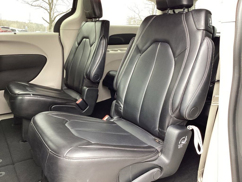 Used 2023 Chrysler Pacifica Touring-L image 16