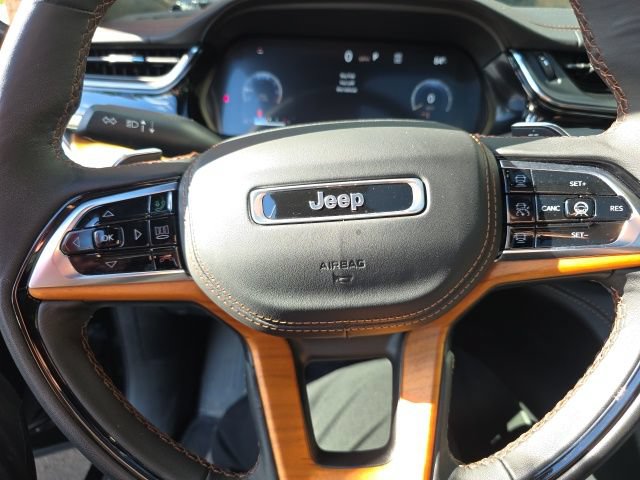 Used 2025 Jeep Grand Cherokee Summit AWD/4WD image 17