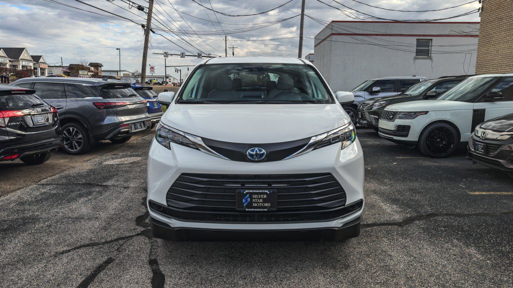 Used 2024 Toyota Sienna LE image 3