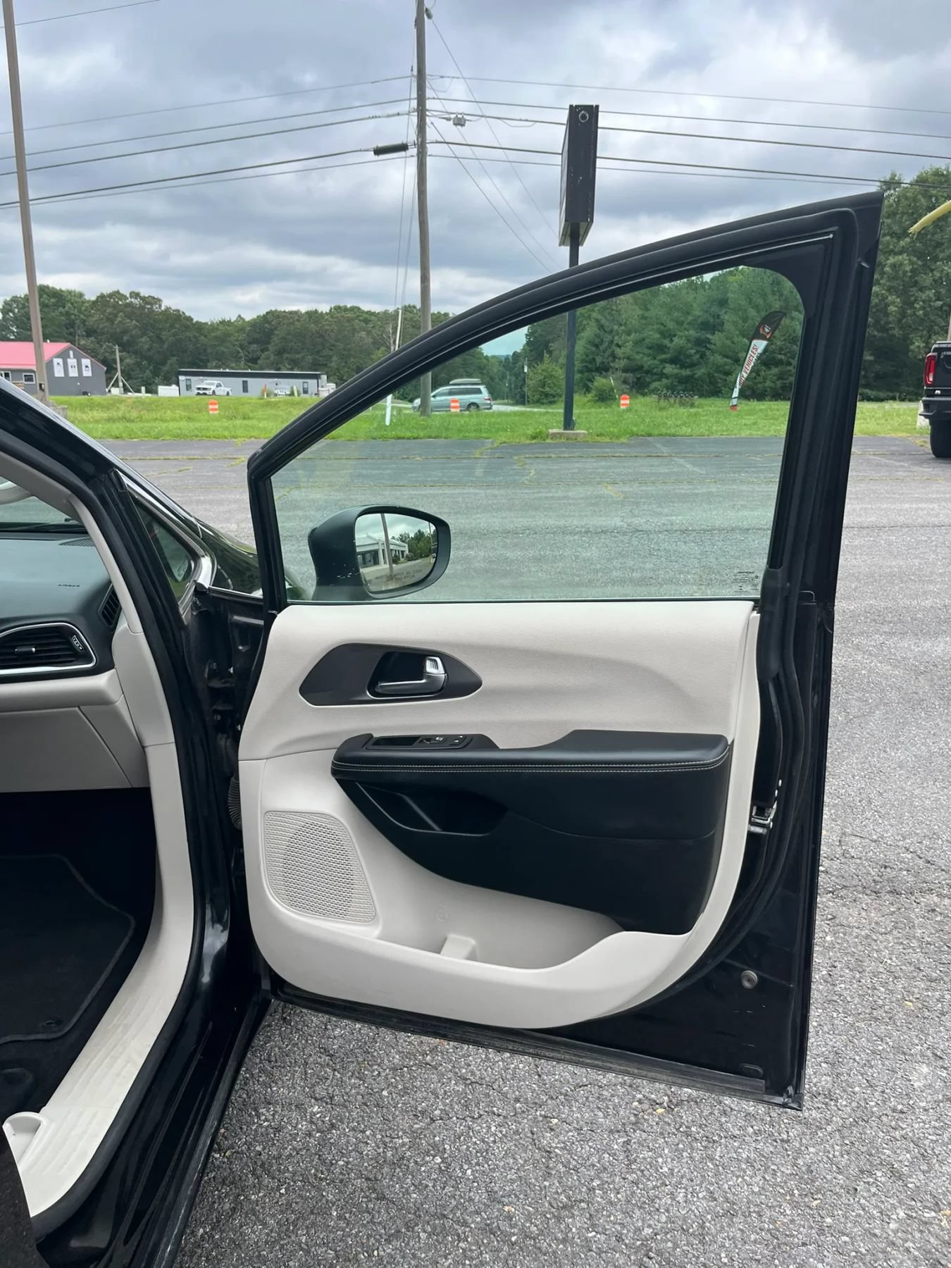 Used 2023 Chrysler Pacifica Touring-L FWD image 18