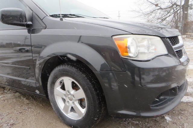 Used 2012 Dodge Grand Caravan SXT w/ Entertainment Group 1 FWD image 16