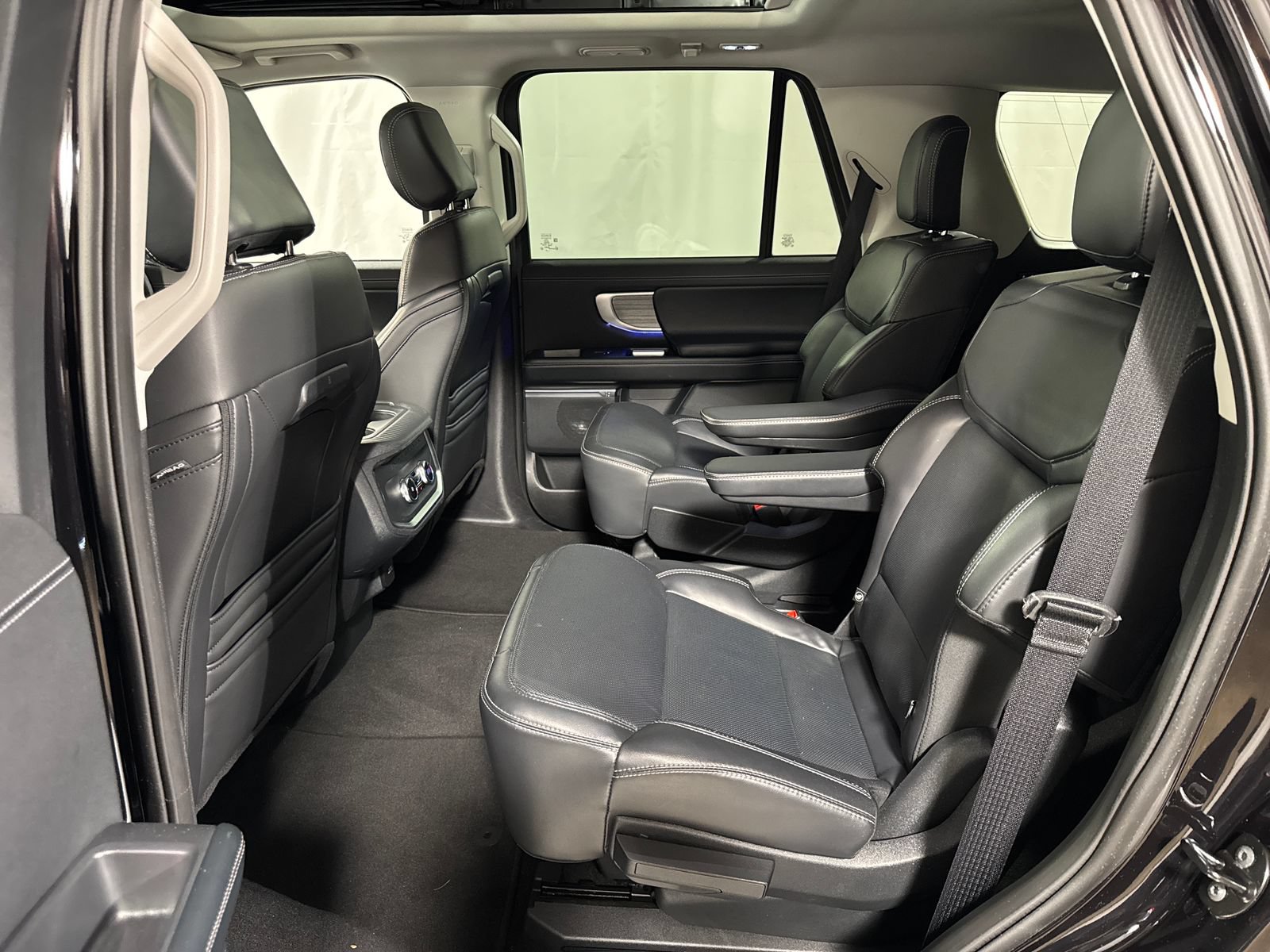 Used 2025 Ford Expedition Platinum AWD/4WD image 5