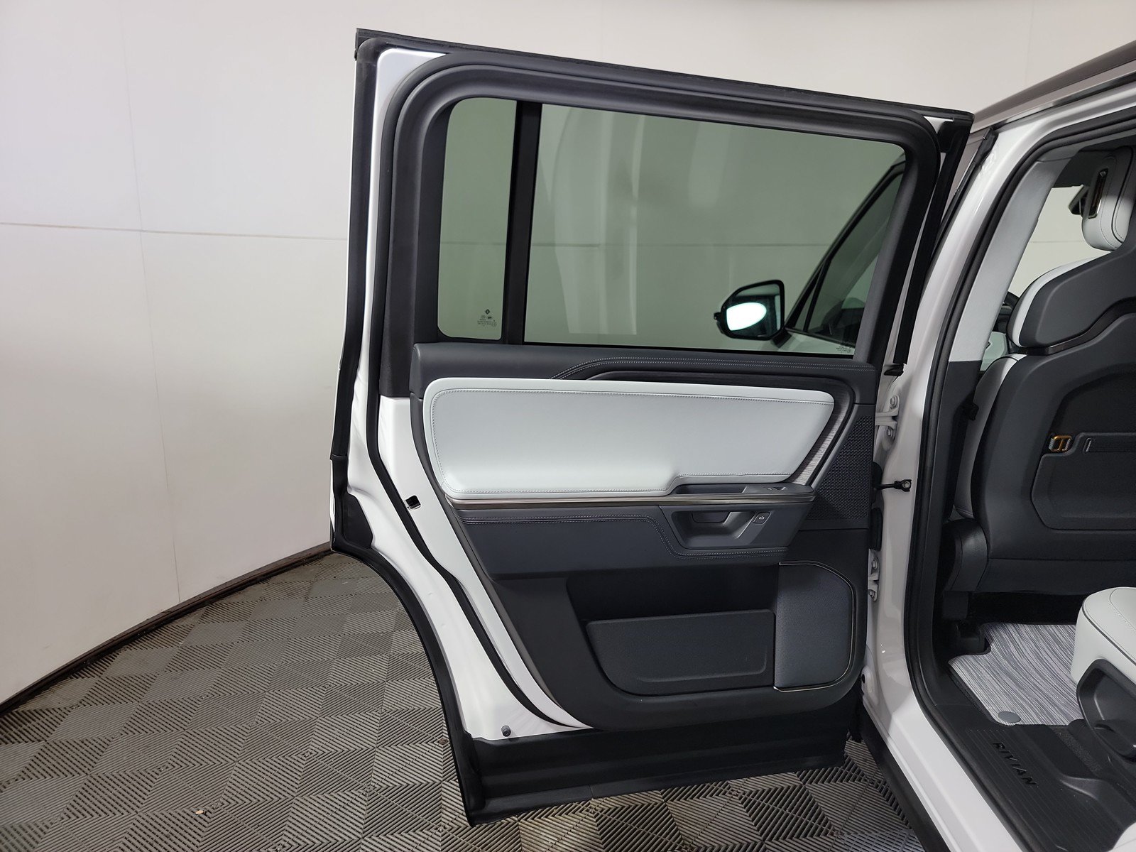Used 2025 Rivian R1S Adventure AWD/4WD image 17