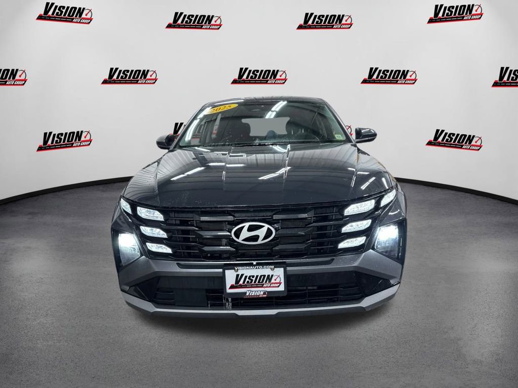 Certified 2025 Hyundai Tucson SE image 2