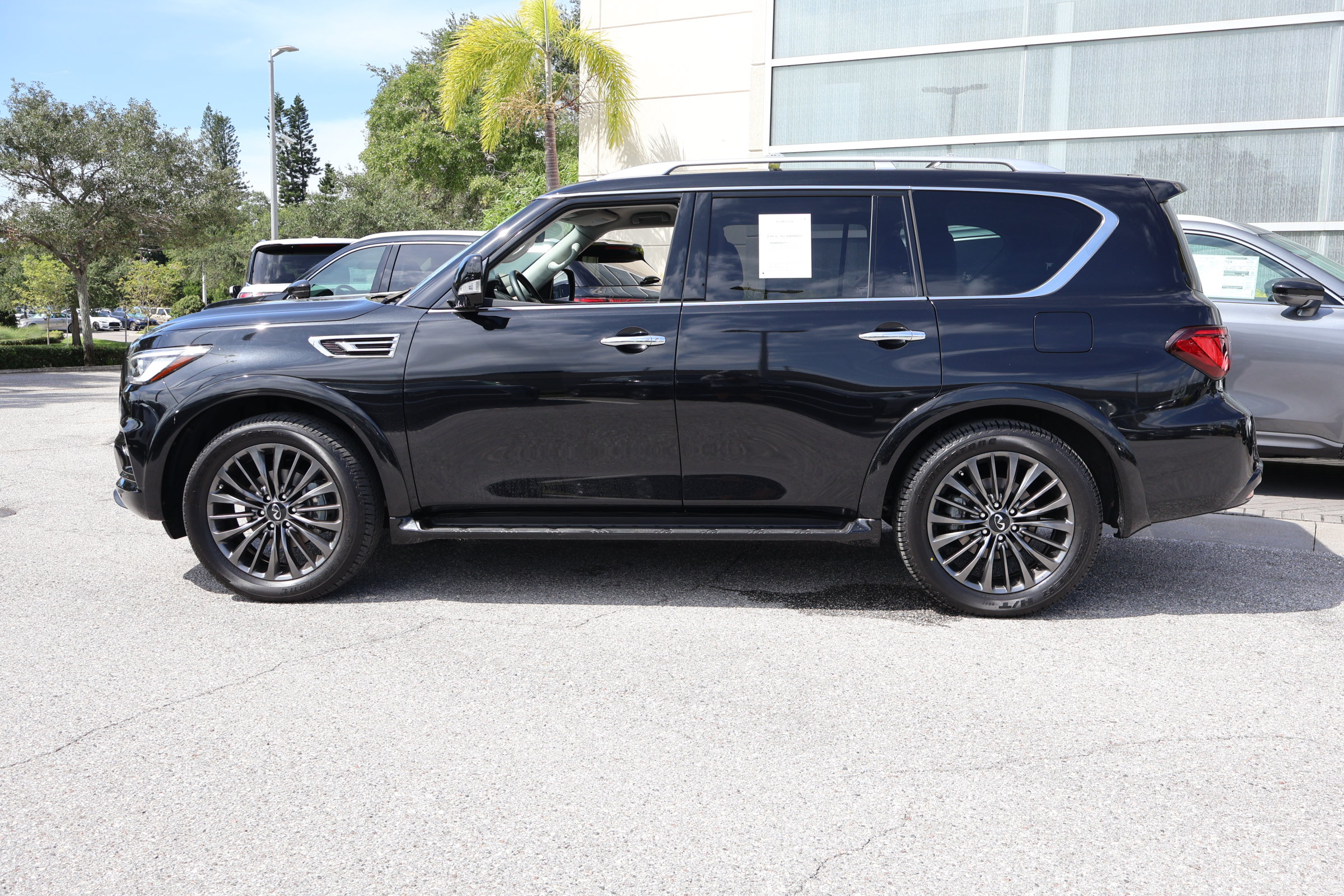 Used 2023 INFINITI QX80 Premium Select w/ Cargo Package AWD/4WD image 6