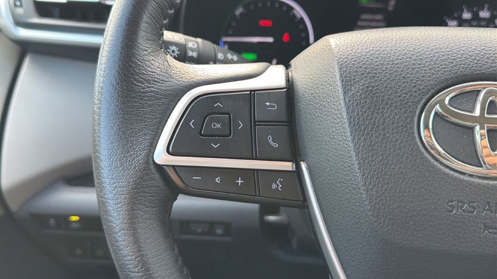 Certified 2024 Toyota Sienna XLE FWD image 25
