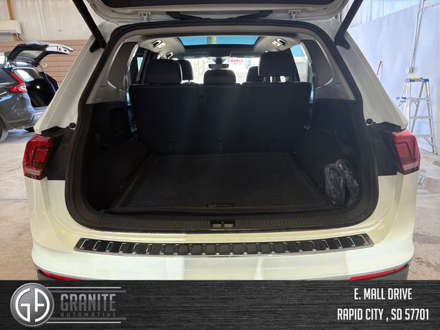 Used 2024 Volkswagen Tiguan SE w/ Panoramic Sunroof Package image 23