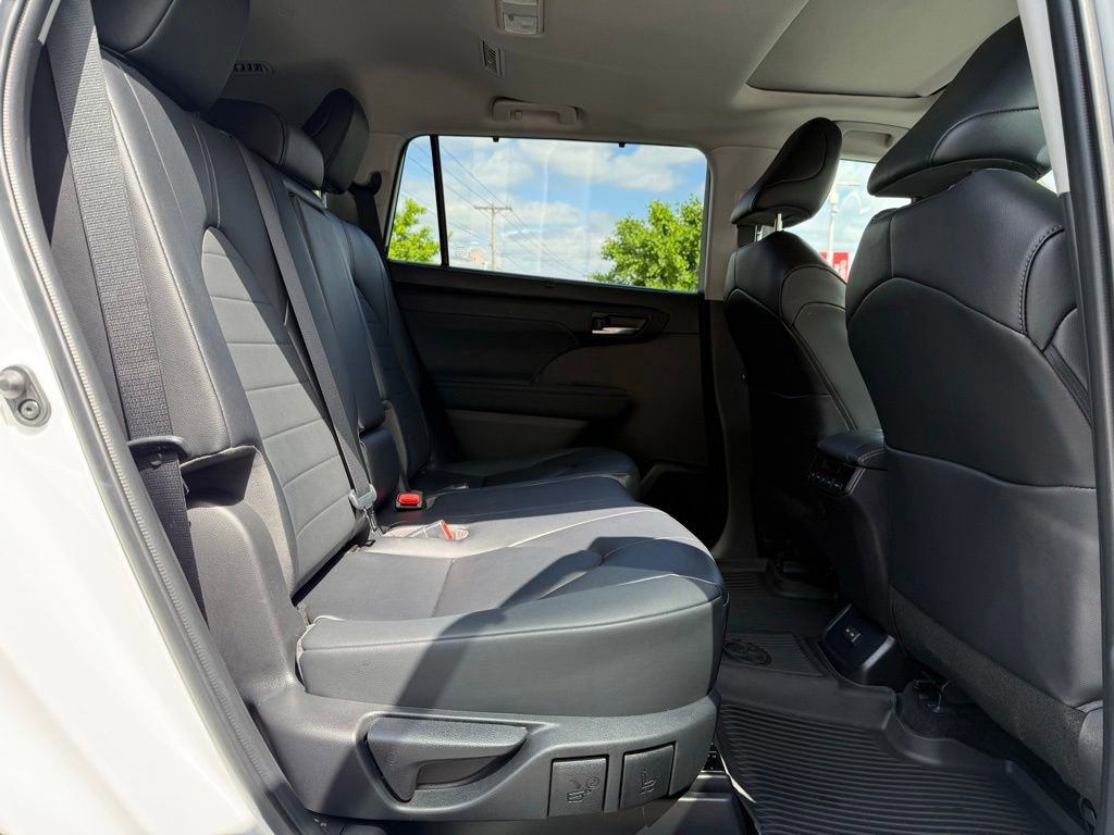 Used 2023 Toyota Highlander XLE FWD image 16