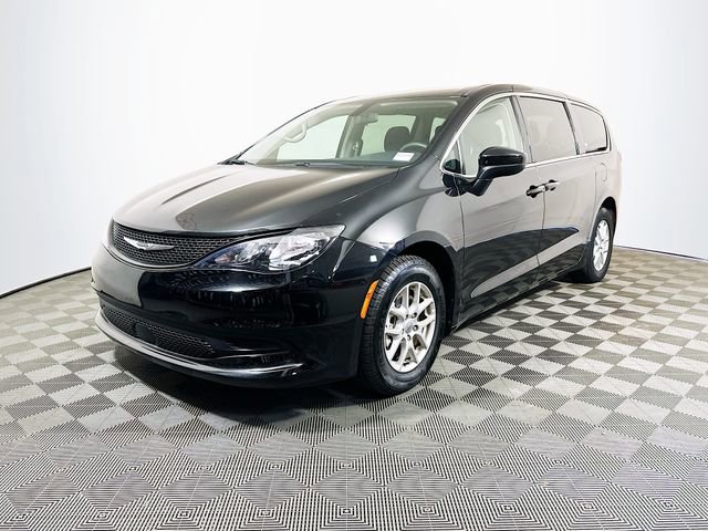 Used 2022 Chrysler Voyager LX image 4