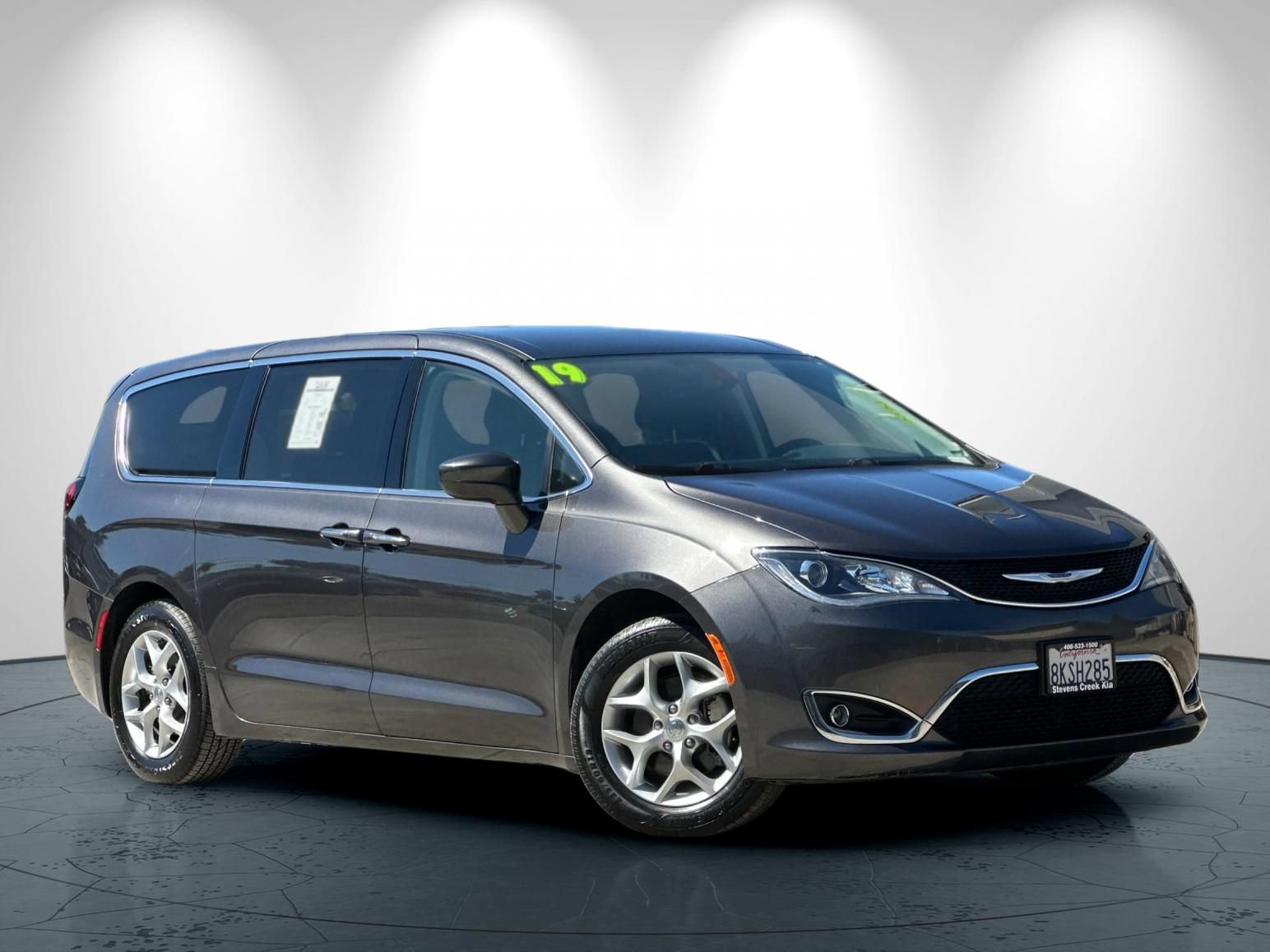 Used 2019 Chrysler Pacifica Touring Plus w/ Tire & Wheel Group FWD image 2