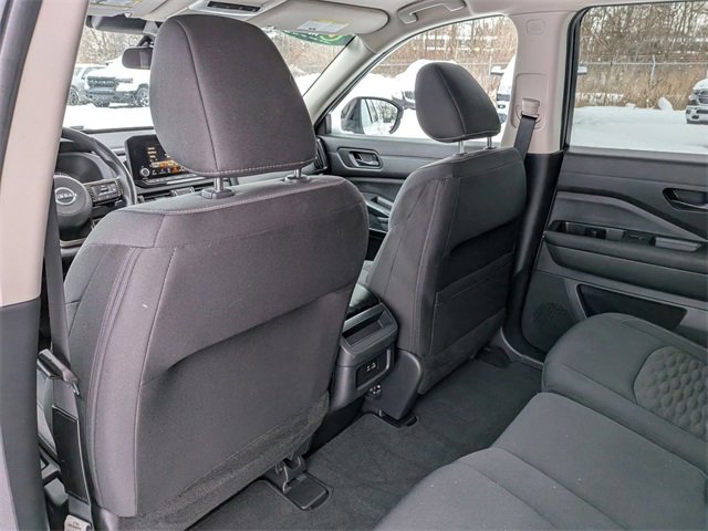 Used 2024 Nissan Pathfinder S image 24