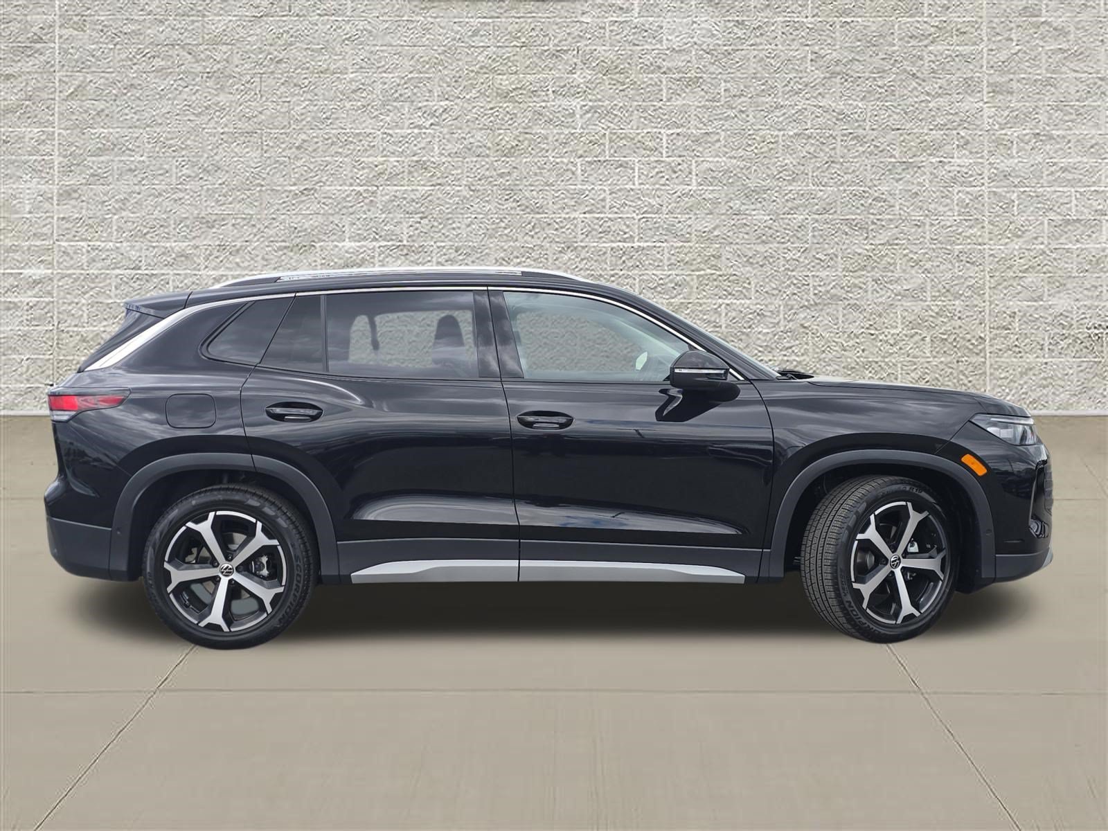 New 2026 Volkswagen Tiguan SE FWD image 8