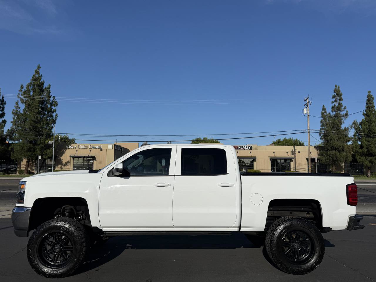 Used 2018 Chevrolet Silverado 1500 LT w/ LT Eassist Package AWD/4WD image 8