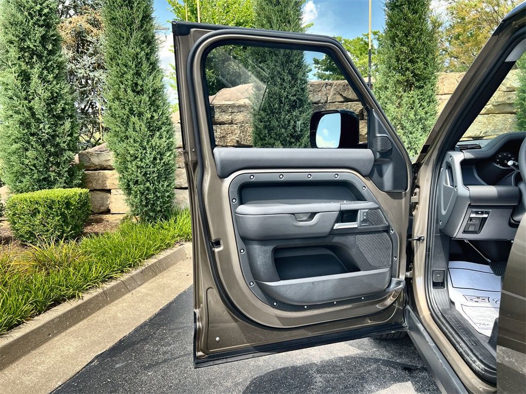 Used 2025 Land Rover Defender 110 S image 17