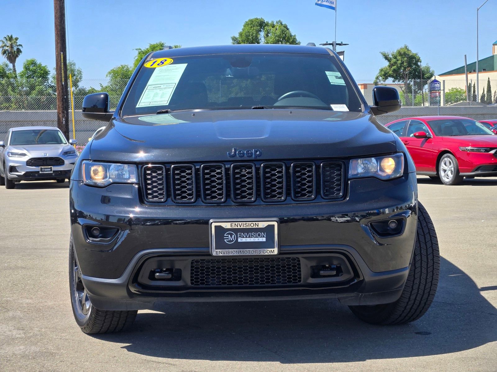 Used 2018 Jeep Grand Cherokee Laredo AWD/4WD image 2