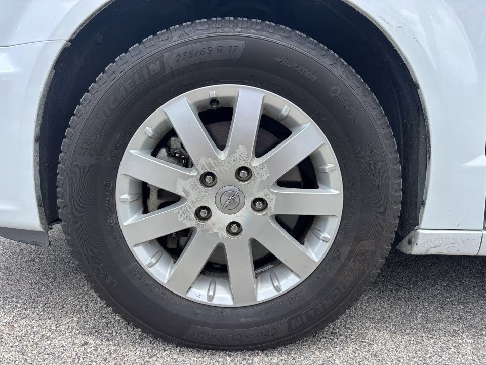 Used 2016 Chrysler Town & Country Touring FWD image 39