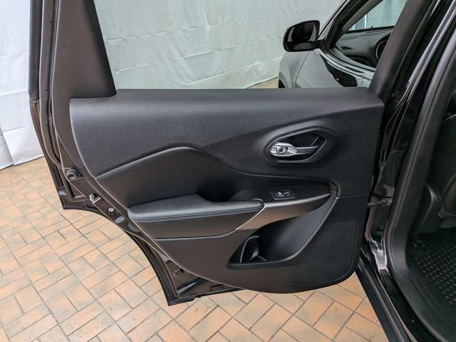 Used 2019 Jeep Cherokee Latitude Plus w/ Cold Weather Group AWD/4WD image 30
