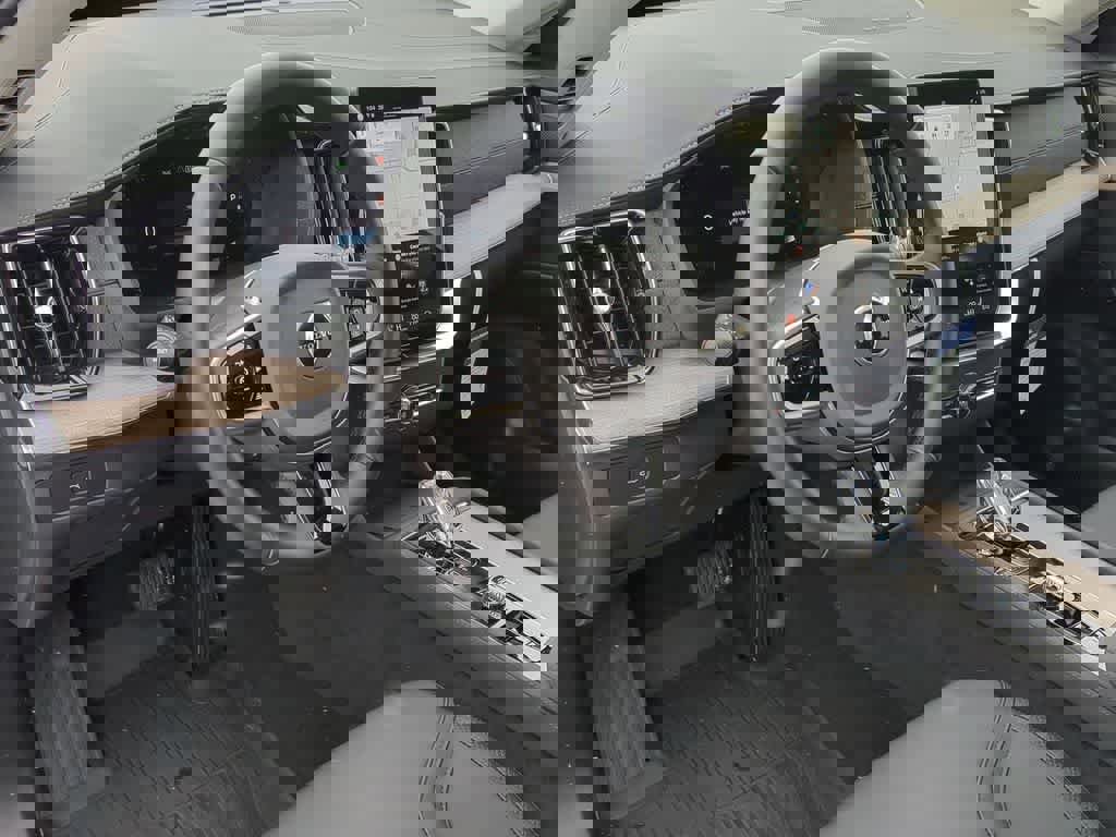 New 2025 Volvo XC90 B5 Plus w/ Protection Package Premier image 2