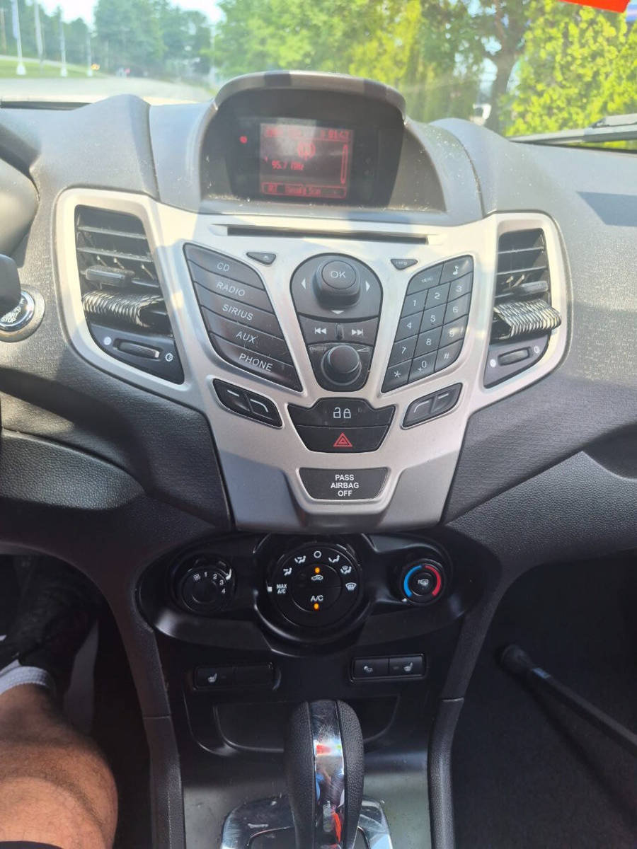 Used 2013 Ford Fiesta Titanium FWD image 11