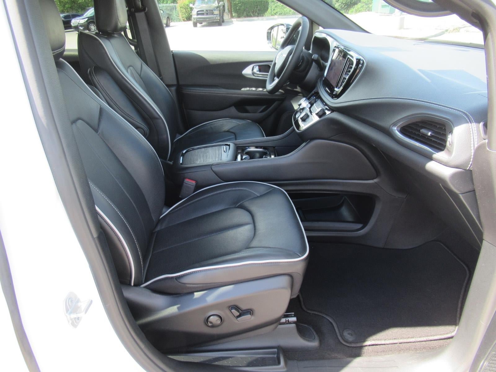 Used 2026 Chrysler Pacifica Limited FWD image 10