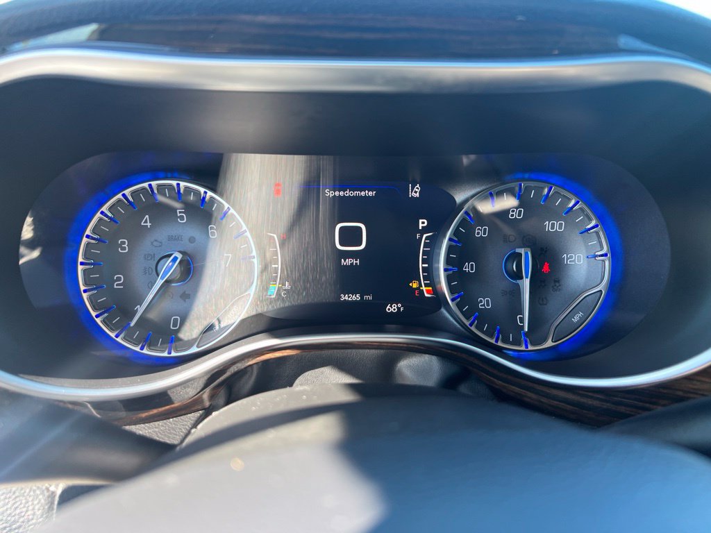 Used 2023 Chrysler Pacifica Limited w/ Uconnect Theater Family Group FWD image 7